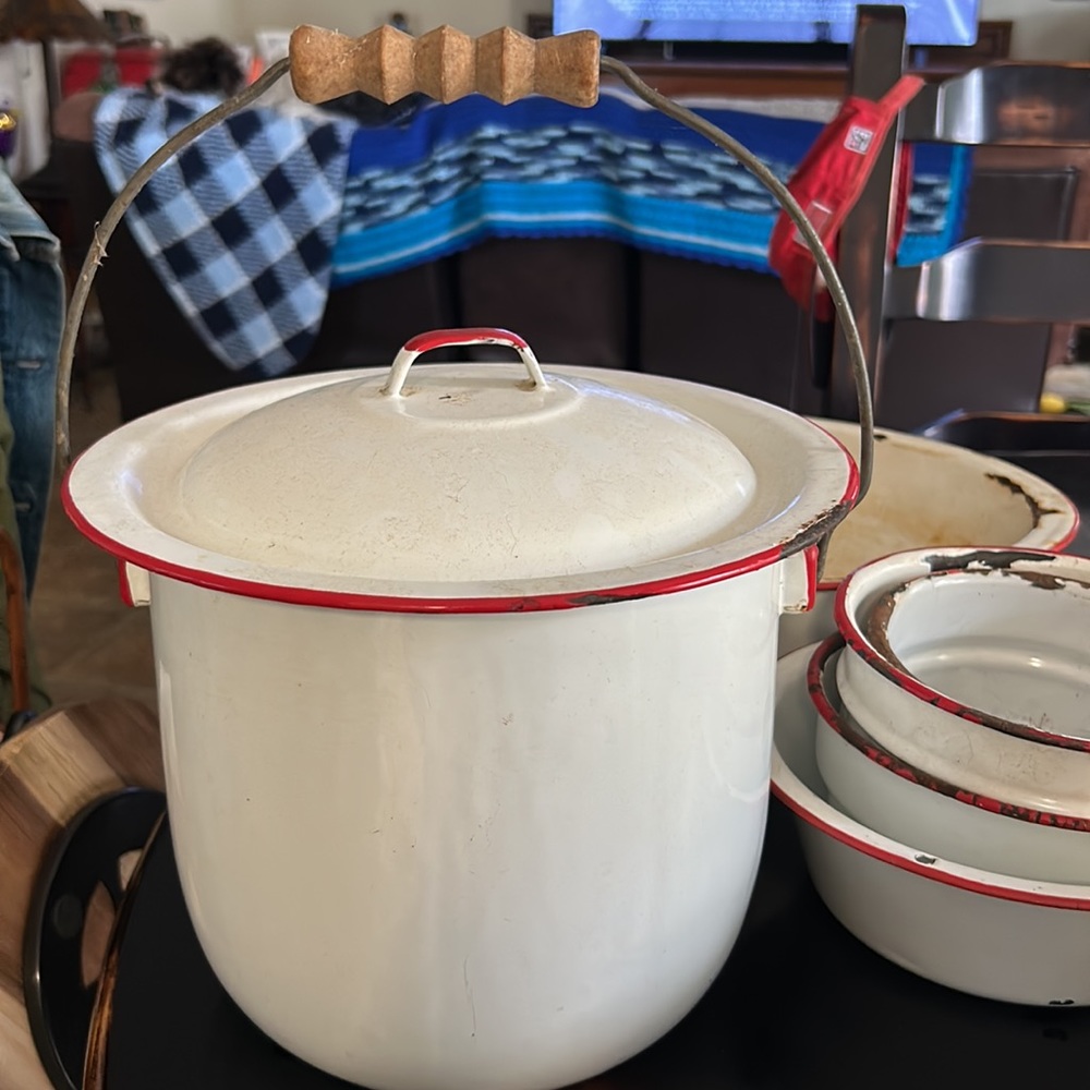 Mid century 1950’s 12 pieces, white enamelware with red rims. Chippy and rusted - Picture 6 of 6